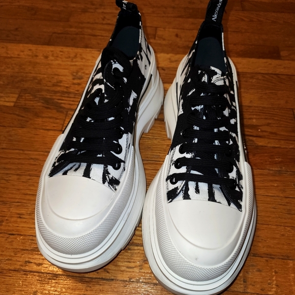 Slick Tread Boots - Picture 1 of 3